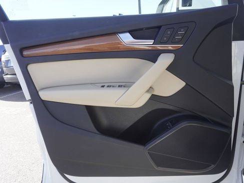 Used 2023 Audi Q5 e Premium w/ Convenience Package image 17