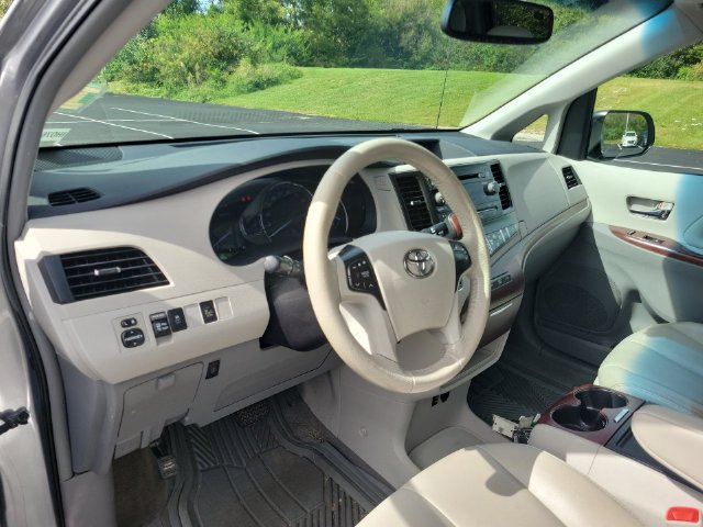 Used 2014 Toyota Sienna XLE FWD image 18