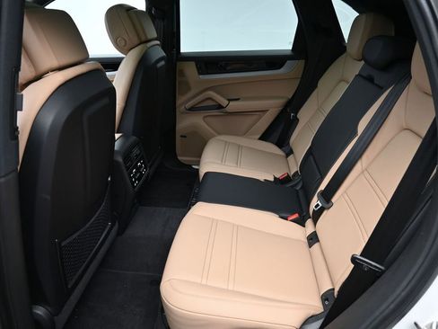 Certified 2026 Porsche Cayenne AWD/4WD image 7