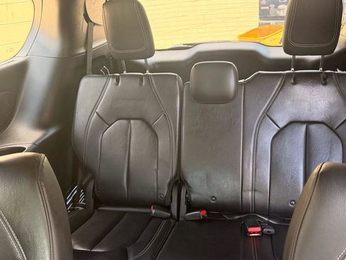 Used 2018 Chrysler Pacifica Touring-L w/ Advanced Safetytec Group FWD image 24
