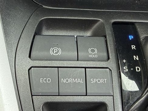 Used 2020 Toyota RAV4 LE FWD image 21