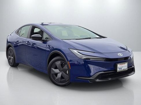Used 2025 Toyota Prius LE FWD image 1