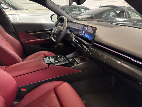 Used 2025 BMW 530i RWD image 28