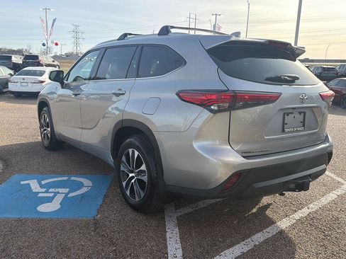 Used 2022 Toyota Highlander XLE image 6