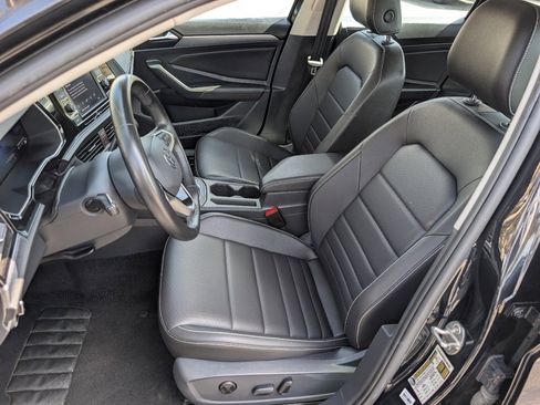 Used 2024 Volkswagen Jetta SE FWD image 2