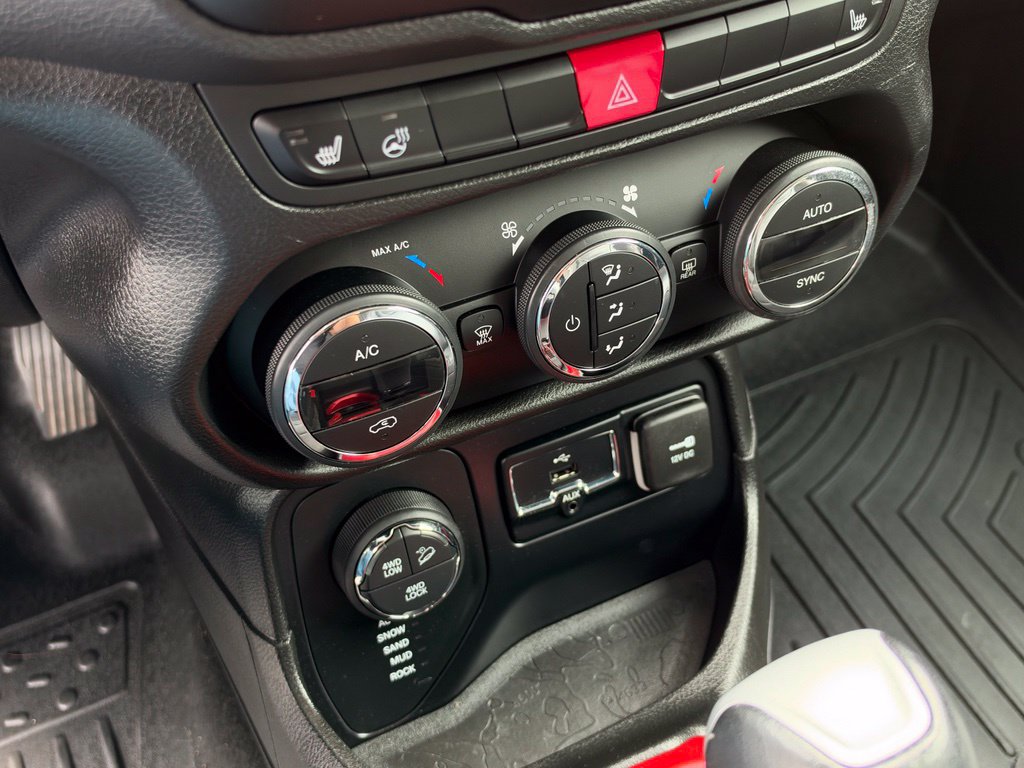Used 2015 Jeep Renegade Trailhawk w/ Premium Leather Group AWD/4WD image 22