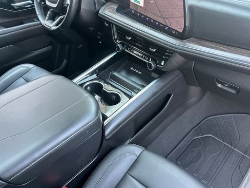 Used 2025 Chevrolet Suburban Z71 w/ Z71 Off-Road Package AWD/4WD image 18