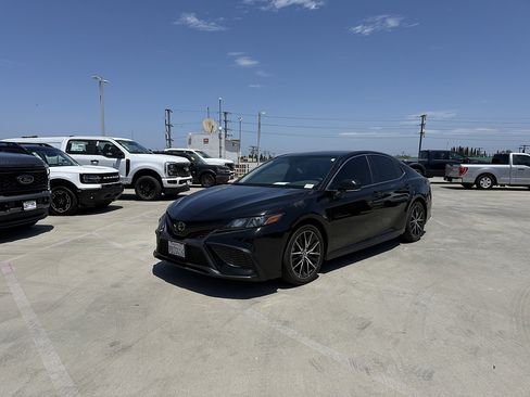 Used 2022 Toyota Camry SE FWD image 1
