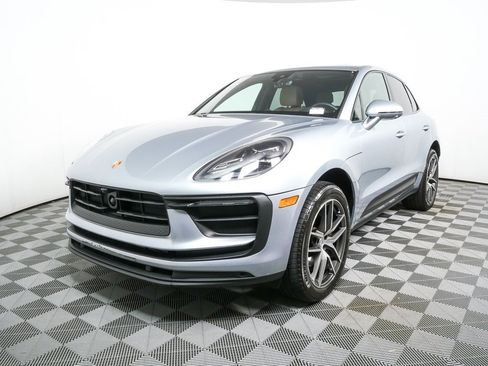 Certified 2025 Porsche Macan image 1