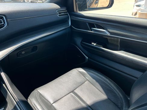 Used 2024 Jeep Wagoneer L Series II w/ Flexible Seating Group AWD/4WD image 19