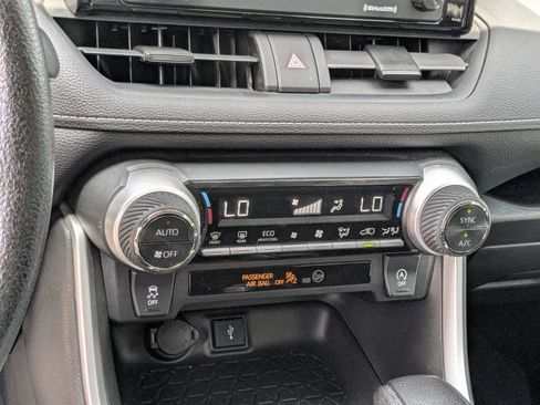 Used 2021 Toyota RAV4 XLE w/ Convenience Package FWD image 14
