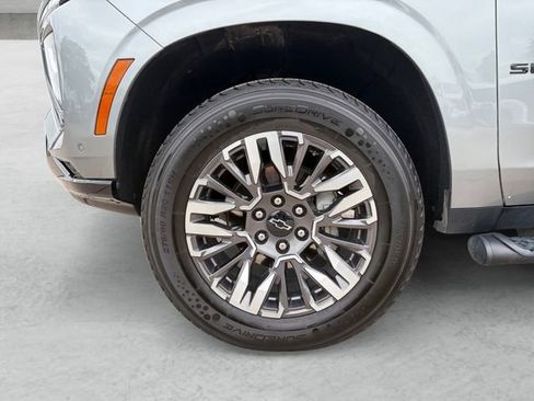 Used 2025 Chevrolet Suburban Z71 AWD/4WD image 23