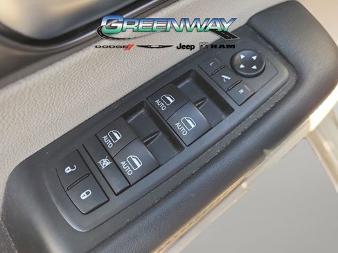Used 2019 Chrysler Pacifica Limited image 18