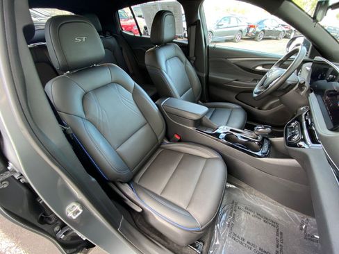 Used 2025 Buick Envista Sport Touring image 36