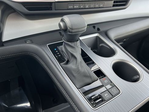 Used 2025 Toyota Sienna LE image 21