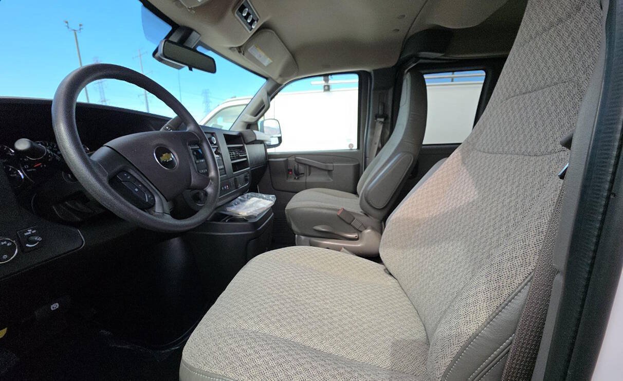 Used 2025 Chevrolet Express 3500 LT w/ LT Preferred Equipment Group RWD image 7