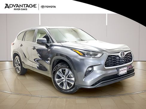 Used 2023 Toyota Highlander XLE AWD/4WD image 2