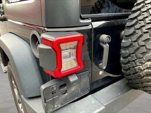 Used 2015 Jeep Wrangler Unlimited Rubicon w/ Dual Top Group AWD/4WD image 23