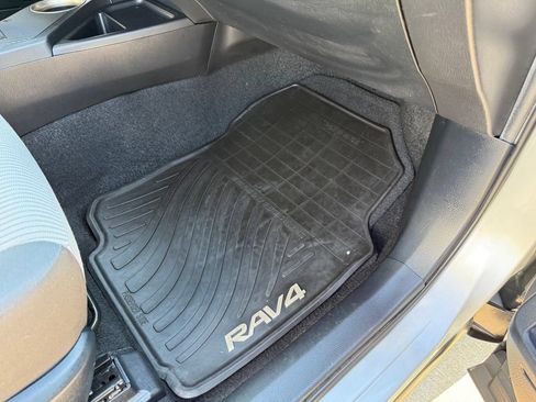 Used 2013 Toyota RAV4 LE AWD/4WD image 31