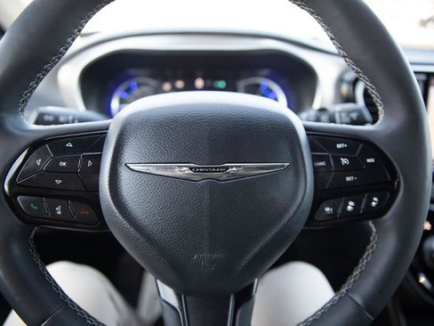 Used 2023 Chrysler Pacifica Limited w/ S Appearance Package image 11