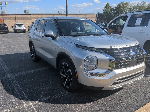 Used 2023 Mitsubishi Outlander SE AWD/4WD image 4