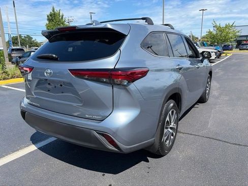 Used 2022 Toyota Highlander XLE AWD/4WD image 5