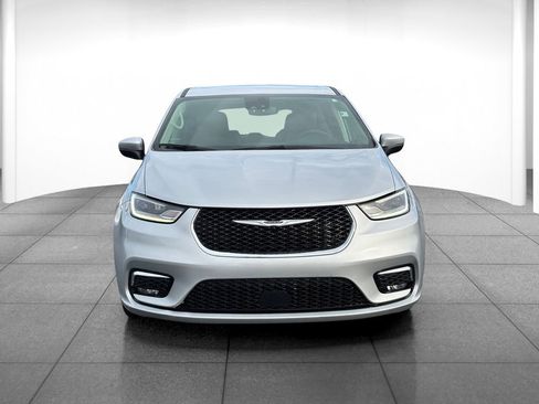 Used 2023 Chrysler Pacifica Touring-L FWD image 2