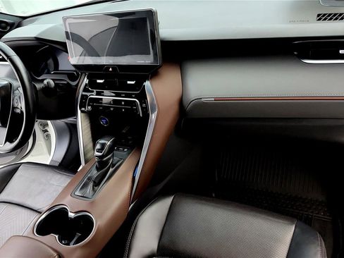 Used 2021 Toyota Venza Limited image 17