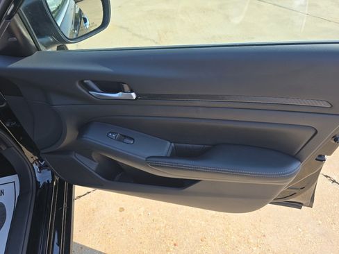 Used 2025 Nissan Altima 2.5 SV FWD image 14