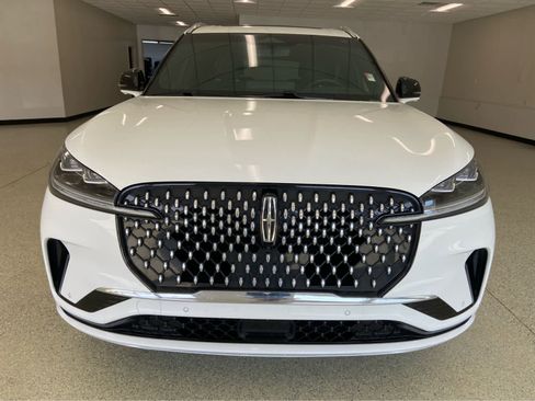 Used 2025 Lincoln Aviator Black Label image 2