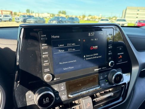 Used 2021 Toyota Highlander XLE AWD/4WD image 21