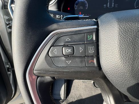 Used 2024 Jeep Grand Cherokee Altitude RWD image 12