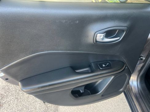 Used 2018 Jeep Compass Latitude w/ Cold Weather Group AWD/4WD image 10