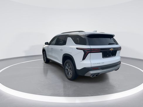 Used 2024 Chevrolet Traverse LT w/ Enhanced Driving Package image 7