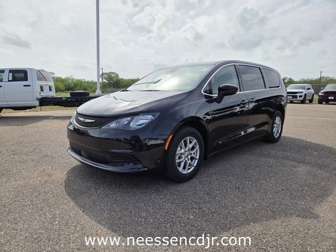 Used 2023 Chrysler Voyager LX image 3