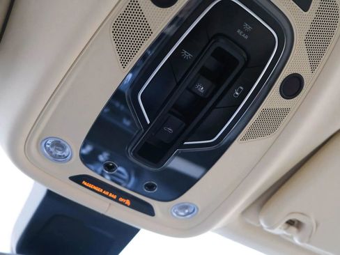 Used 2018 Bentley Bentayga image 50