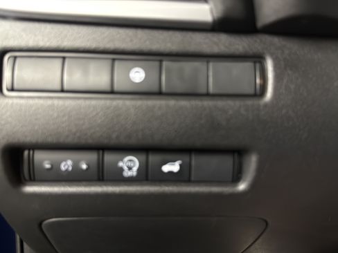 Used 2025 Nissan Rogue SV FWD image 27