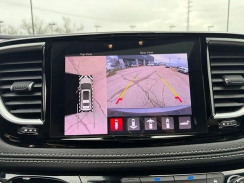 Used 2022 Chrysler Pacifica Limited w/ Uconnect Theater Family Group FWD image 17
