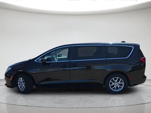 Used 2022 Chrysler Voyager LX FWD image 7