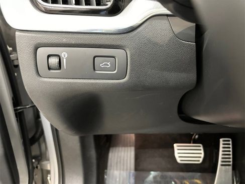 Certified 2022 Volvo XC60 B6 R-Design w/ Advanced Package image 29