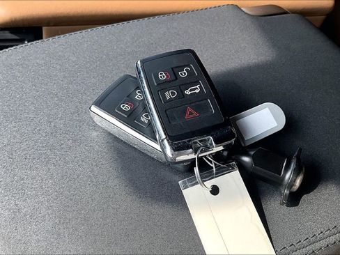 Certified 2025 Land Rover Discovery Dynamic SE image 10