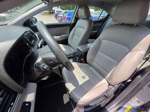 Used 2017 Hyundai Elantra SE FWD image 14