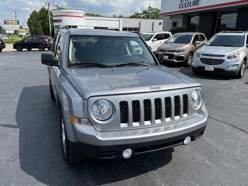 Used 2017 Jeep Patriot Latitude AWD/4WD image 3