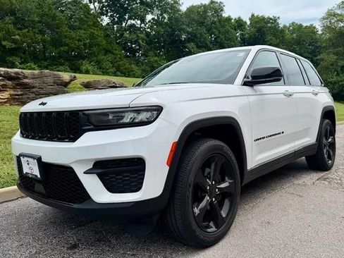 Used 2023 Jeep Grand Cherokee Altitude AWD/4WD image 2