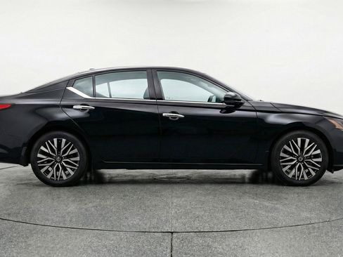Used 2025 Nissan Altima 2.5 SV image 11