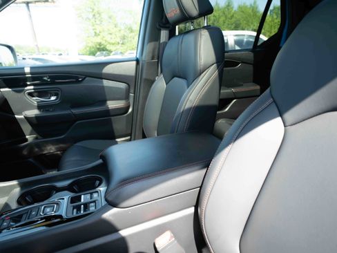 Used 2025 Honda Pilot TrailSport image 10