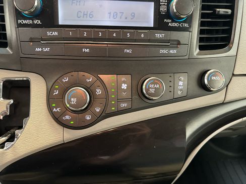 Used 2014 Toyota Sienna L FWD image 9