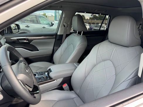 Used 2025 Toyota Highlander Platinum AWD/4WD image 7