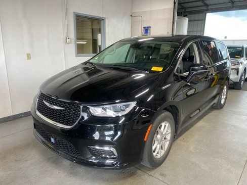 Used 2024 Chrysler Pacifica Touring-L FWD image 2