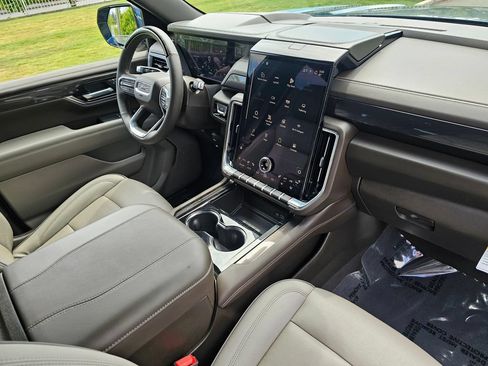 Used 2025 GMC Yukon Elevation AWD/4WD image 10